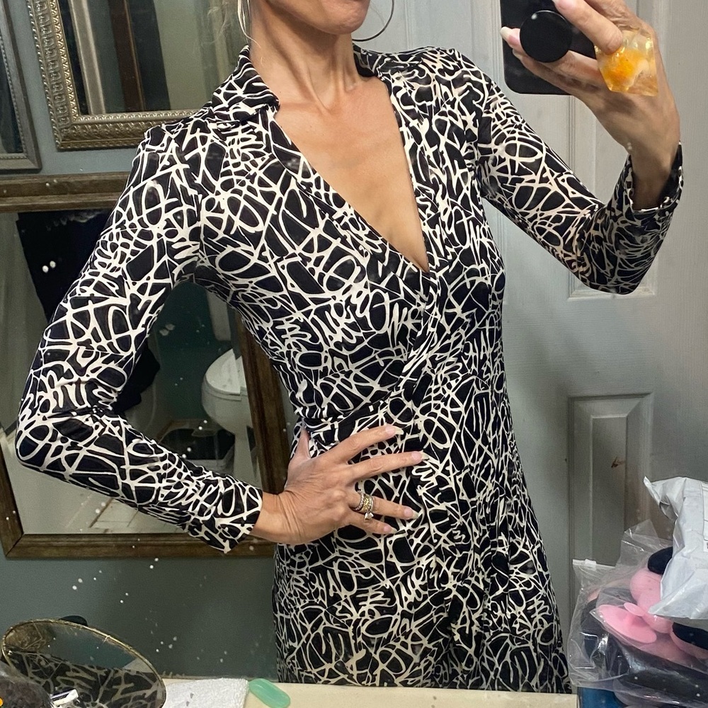 DVF Furstenberg silk black and white wrap dress XS 0 original jersey geometric